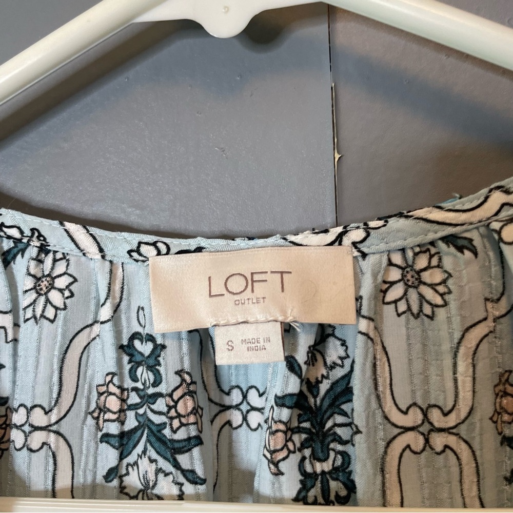 Loft Women’s Light Blue Flutter Sleeve Top size small - Picture 4 of 9